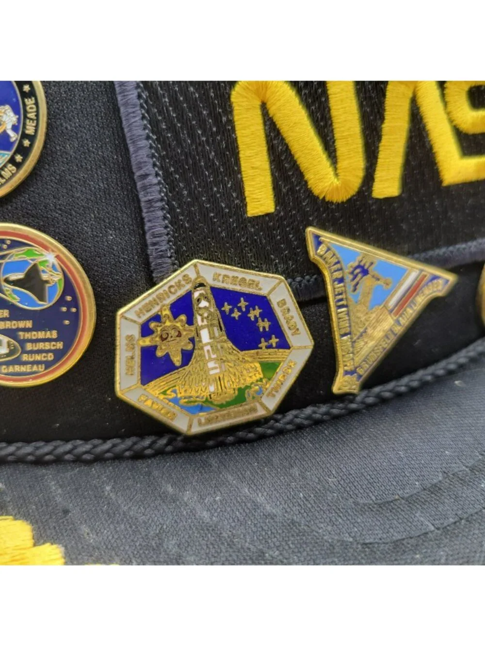 18 NASA Space Mission Pins & Black Mesh Snapback Trucker's Hat San Sun Gold Leaf